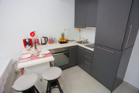 Coffee/tea facilities, Kitchen or kitchenette, Dining area