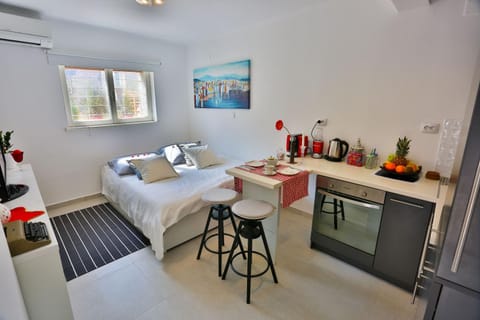 TV and multimedia, Coffee/tea facilities, Kitchen or kitchenette, Living room, Seating area, Dining area