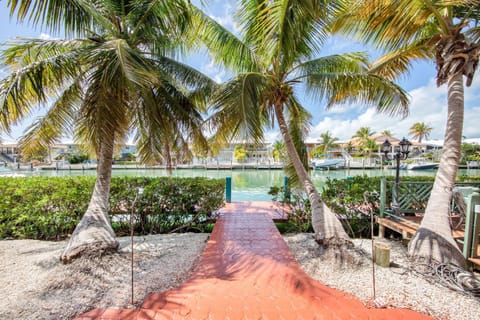 Breezy Palms & Tropical Charm House in Key Colony Beach