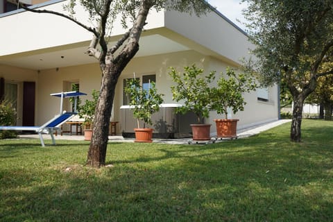 Facade/entrance, Activities, Garden, Hot Tub, TV and multimedia, Garden view