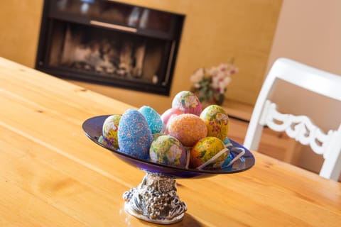 Spring, Day, Decorative detail, Dining area, On site