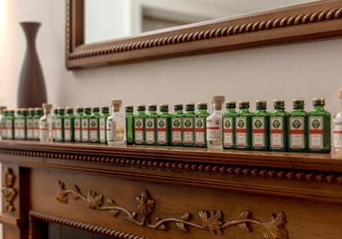 Communal lounge/ TV room, Decorative detail, Dining area, Drinks