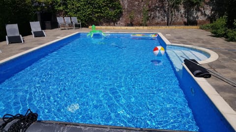 Swimming pool, Swimming pool