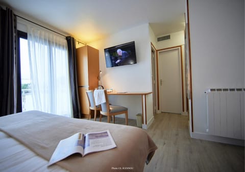 Bed, Seating area, Bedroom