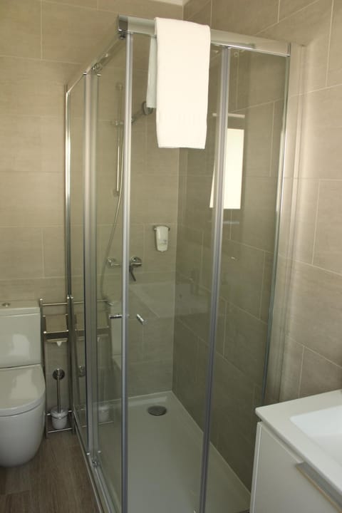 Shower, Toilet