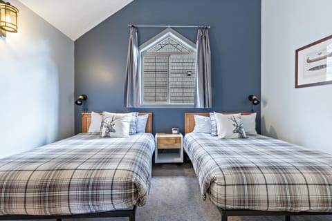 Fenwick Vacation Rentals OPEN Pool & Hot tub Condo in Canmore