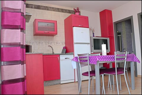 Kitchen or kitchenette, Dining area, dishwasher, minibar