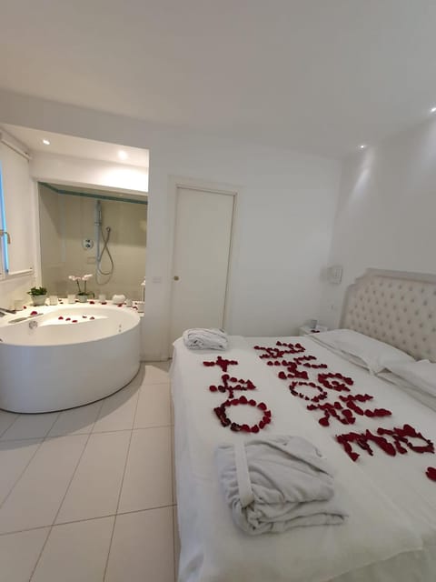 Bed, Hot Tub, Decorative detail, Bedroom, Area and facilities, Bath