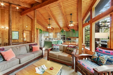 Tahquitz Rock Lodge House in Idyllwild-Pine Cove