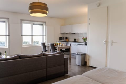 Coffee/tea facilities, Living room, Seating area, Dining area