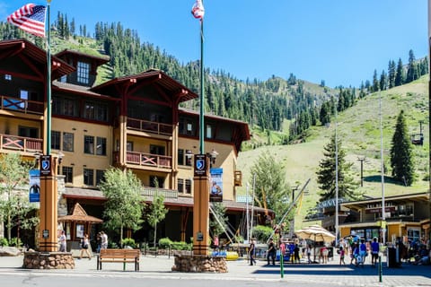 Ski-In Ski-Out Squaw Valley Lodge Slopeside Townhome Condominio in Palisades Tahoe (Olympic Valley)