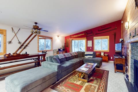 Strawberry Log Cabin Retreat House in McCall