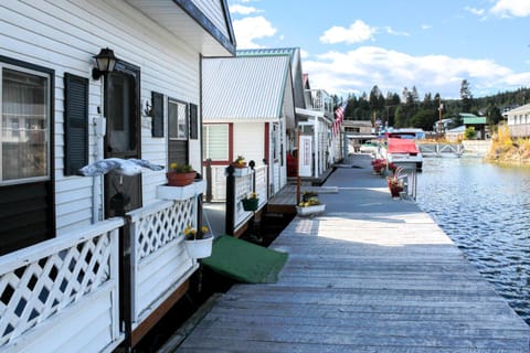 Scenic Bay Float Home Hideaway Bateau amarré in Lake Pend Oreille