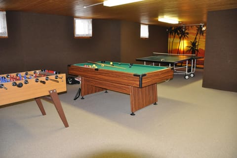 Billiard, Game Room