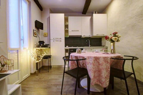 LA PERLA piccolo appartamento in piazza Condominio in Orta San Giulio