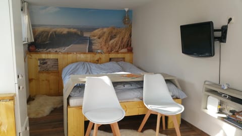 Bed, Bedroom, Continental breakfast