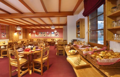 Restaurant/places to eat, Food and drinks, Seating area, Food, Continental breakfast, Buffet breakfast