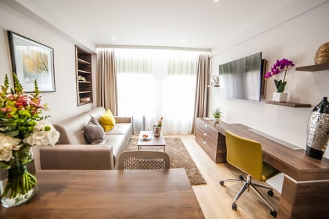 Hampton Suites Serviced Apartments Condo in Molesey