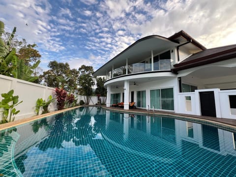 Property building, Garden, Swimming pool