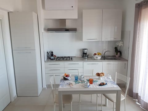 Kitchen or kitchenette, Dining area, stove