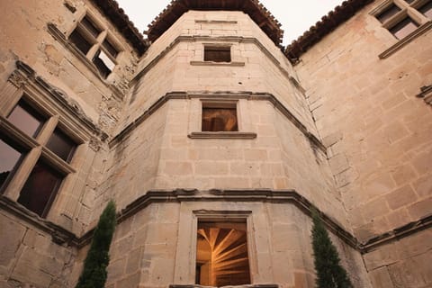 Facade/entrance, Day, Landmark view