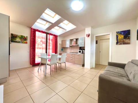 Kitchen or kitchenette, Dining area, minibar