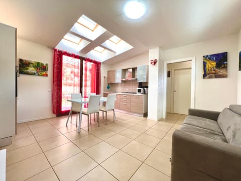 Kitchen or kitchenette, Dining area, minibar