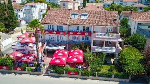 Villa Okruk-10 meters away from the beach Übernachtung mit Frühstück in Okrug Gornji