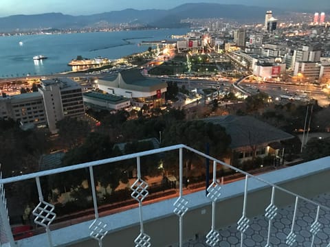 Bird's eye view, View (from property/room), Balcony/Terrace, City view, Sea view, Drinks, Alcoholic drinks, Sunset