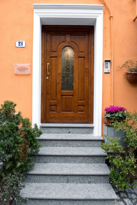 Facade/entrance