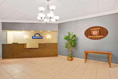 Days Inn by Wyndham Orlando Airport Florida Mall Hotel in Orlando