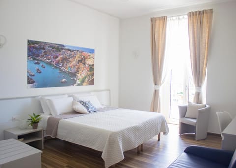 Bed, TV and multimedia, Photo of the whole room, Decorative detail, Bedroom, Quiet street view