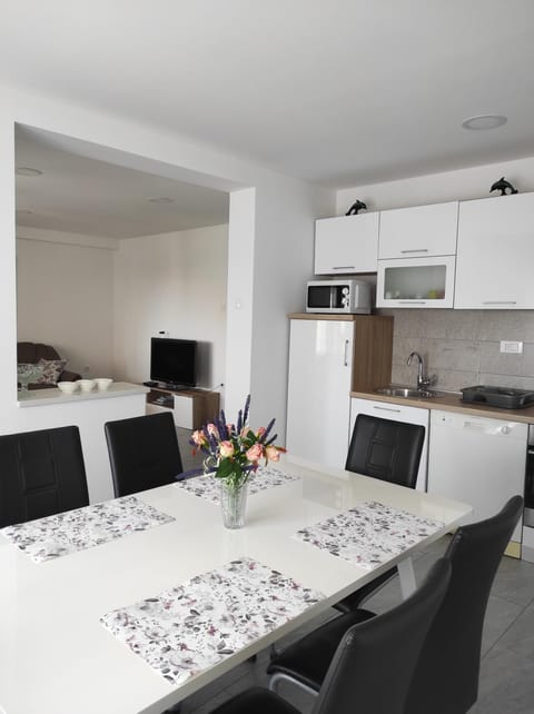 Kitchen or kitchenette, Dining area