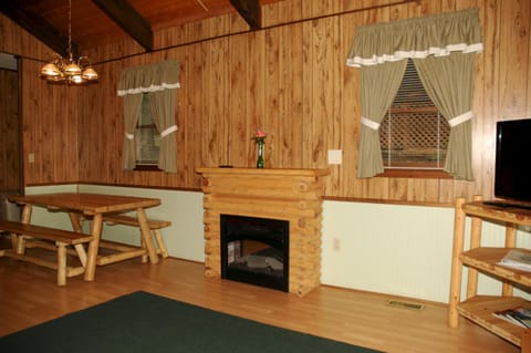 Carolina Landing Camping Resort Deluxe Cabin 4 Campingplatz /
Wohnmobil-Resort in Fair Play