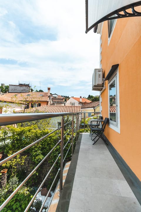 Property building, Day, Balcony/Terrace, City view