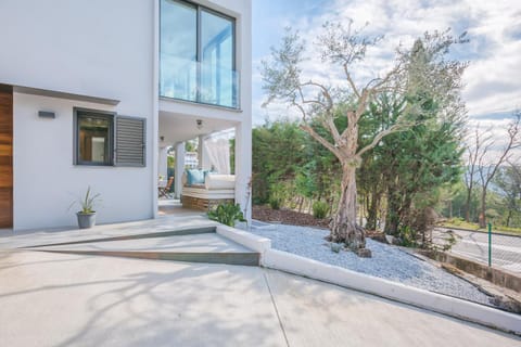 Property building, Facade/entrance, Garden, Garden view