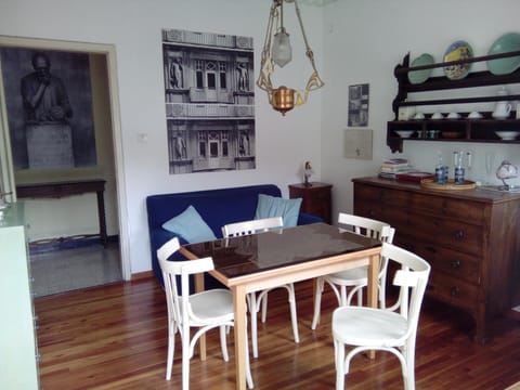 Photo of the whole room, Dining area