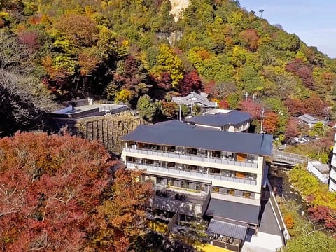 Facade/entrance, Autumn, Location