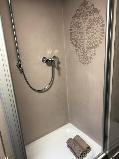 Shower, Bathroom, towels