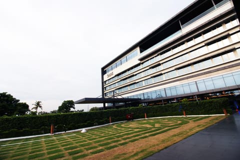 Facade/entrance, Bird's eye view