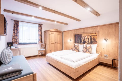 Bed, TV and multimedia, Decorative detail, Bedroom, furniture, internet