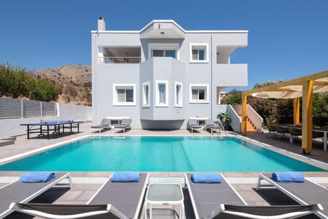 Property building, Patio, Natural landscape, Mountain view, Pool view, Swimming pool, sunbed