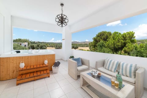 Hot Tub, Balcony/Terrace, Seating area, Mountain view, Pool view