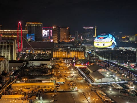 View (from property/room), Balcony/Terrace, City view, Landmark view