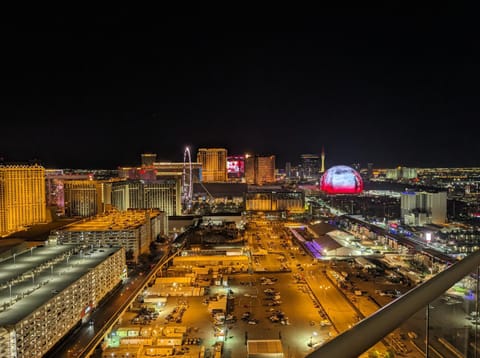 View (from property/room), Balcony/Terrace, City view, Landmark view