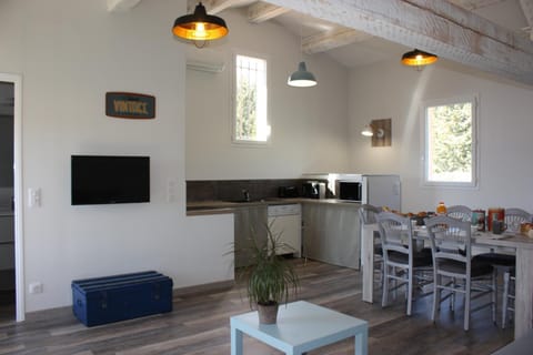 Coffee/tea facilities, Kitchen or kitchenette, Dining area