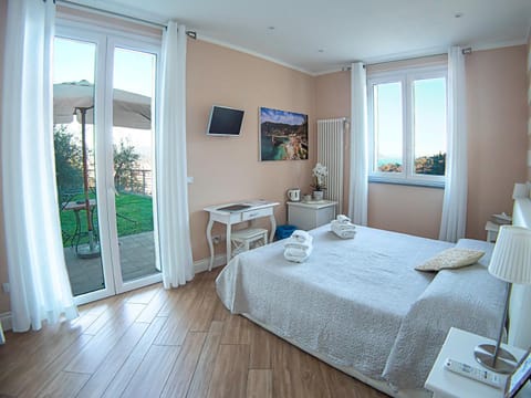 Photo of the whole room, Garden view, Sea view