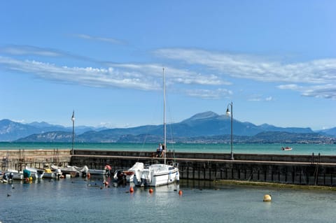 Off site, Day, Fishing, Golfcourse, Horse-riding, Minigolf, Snorkeling, Squash, Table tennis, Tennis court, Windsurfing, Canoeing, Hiking, Cycling, Diving, City view, Garden view, Lake view, Landmark view, Mountain view, River view