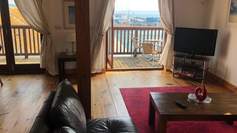 Penthouse 3 - Spacious Harbourside Apartment with Stunning Sea Views Condominio in Penzance