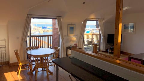 Penthouse 3 - Spacious Harbourside Apartment with Stunning Sea Views Condo in Penzance